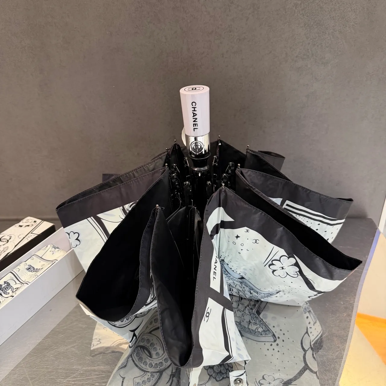 Chanel Imprimé Comic Blanc Noir Monochrome Sac à main 5