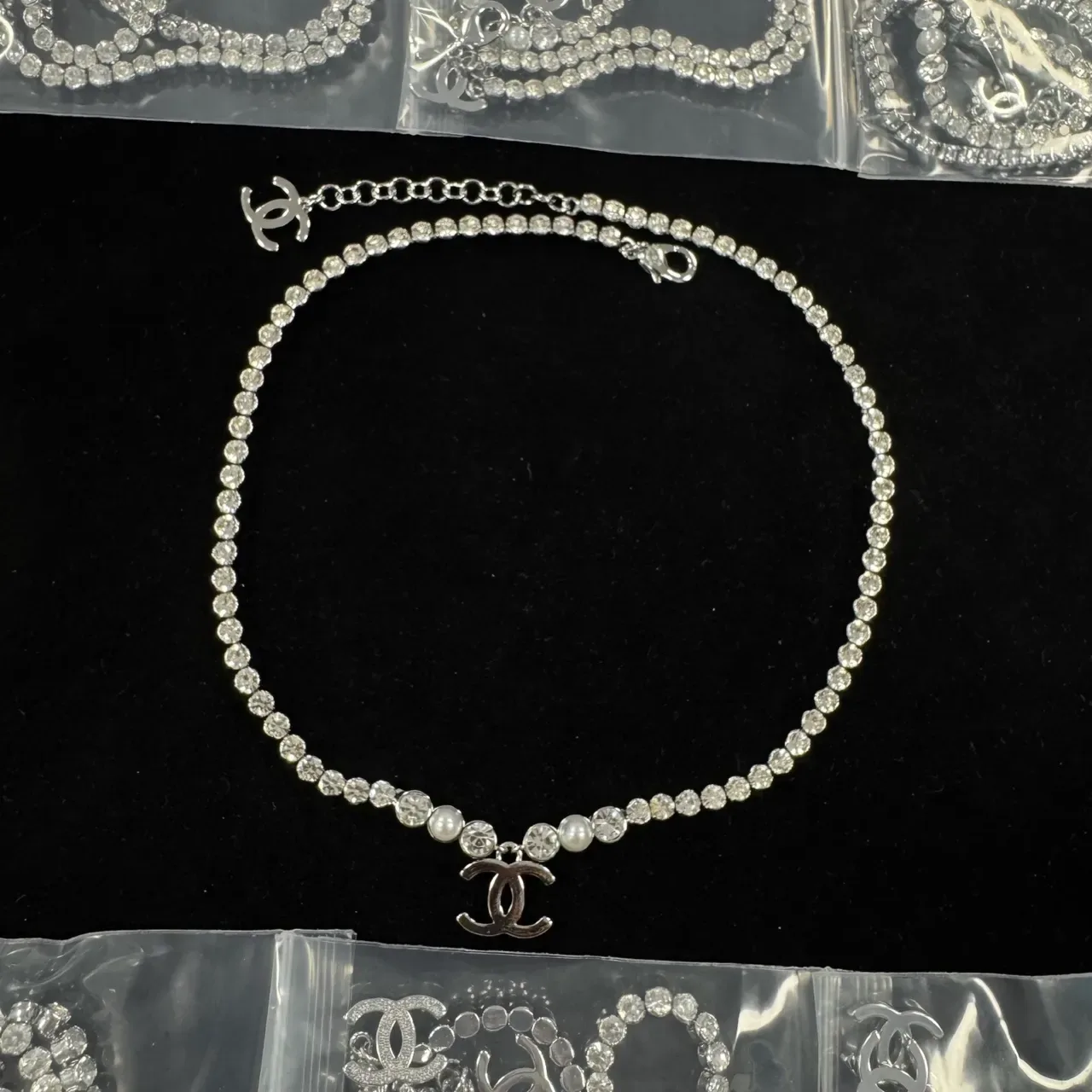 Choker Chanel de Cristal et Perle avec Logo CC 2