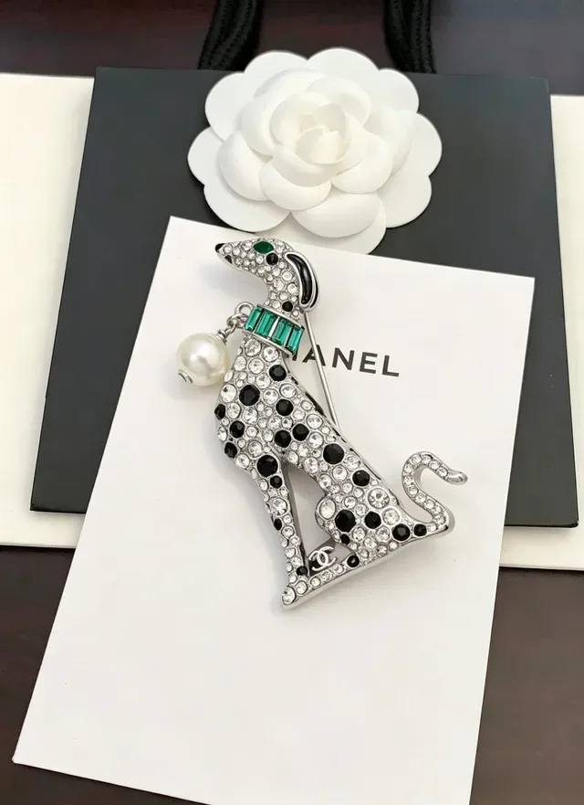 Chanel Broche Chien Cristal Encrusté Perle et Émail Vert 2