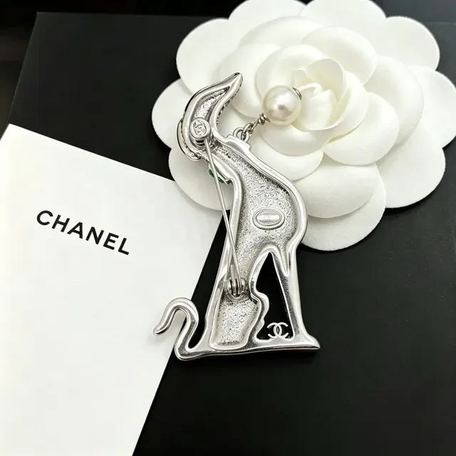 Chanel Broche Chien Cristal Encrusté Perle et Émail Vert 4
