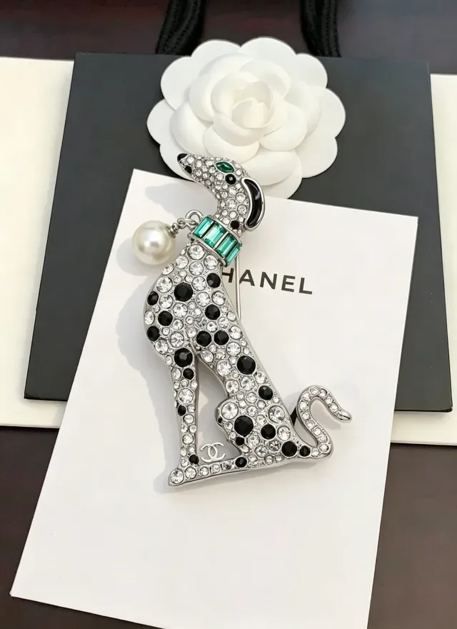 Chanel Broche Chien Cristal Encrusté Perle et Émail Vert 5