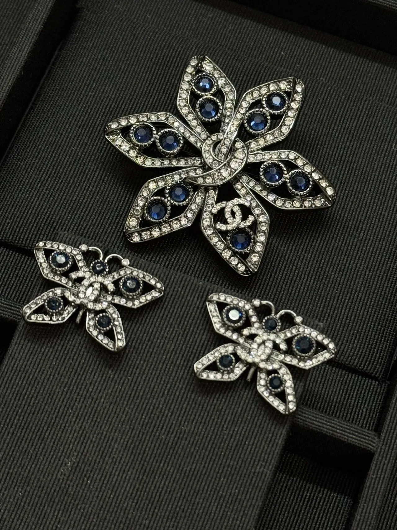 Chanel Broche Florale Argent Bleu Motif Cristal Incrusté 2
