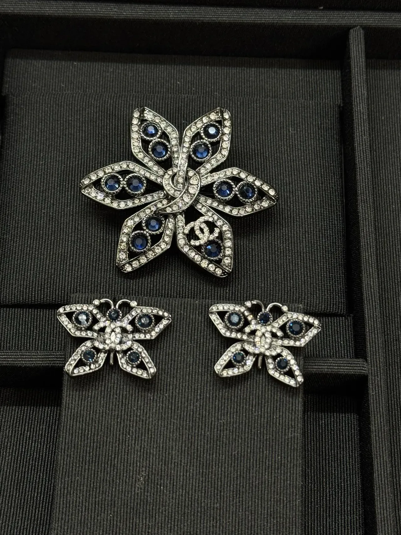 Chanel Broche Florale Argent Bleu Motif Cristal Incrusté 3