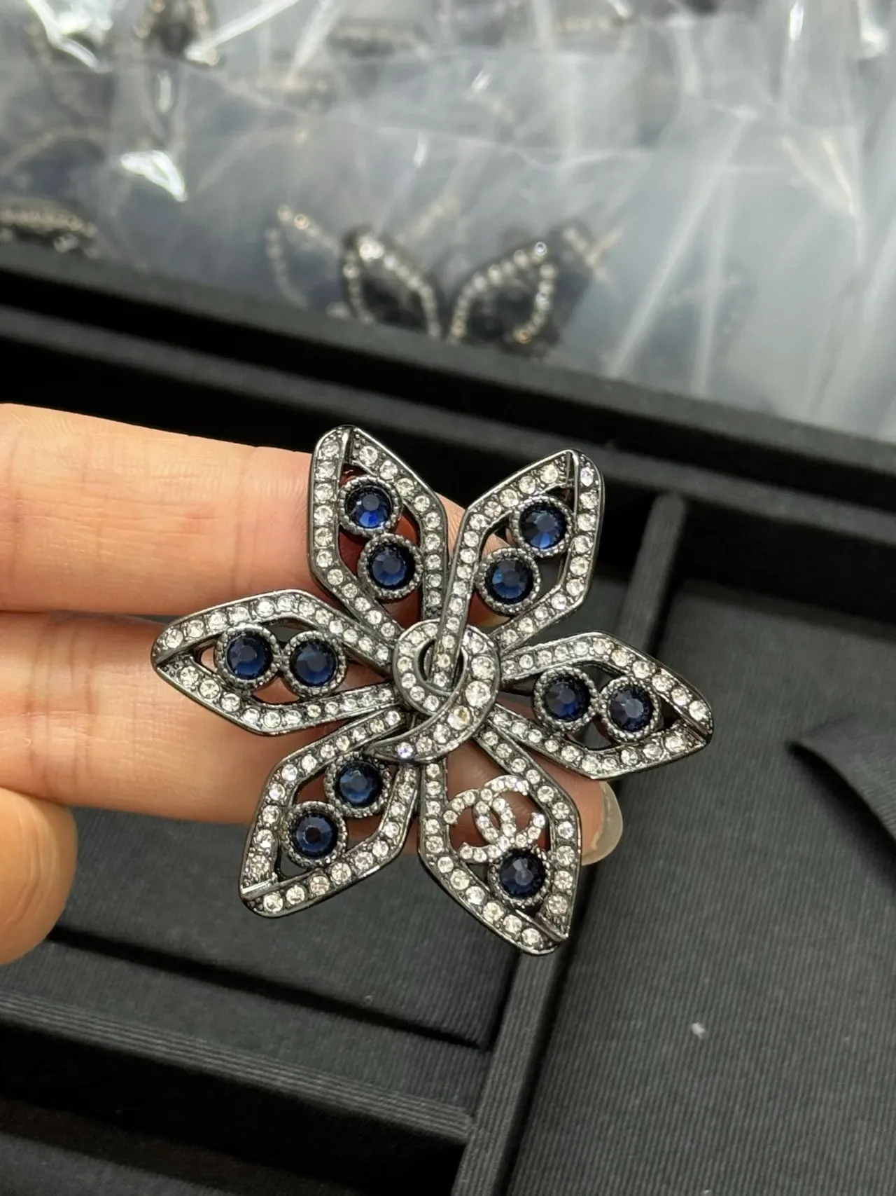 Chanel Broche Florale Argent Bleu Motif Cristal Incrusté 4