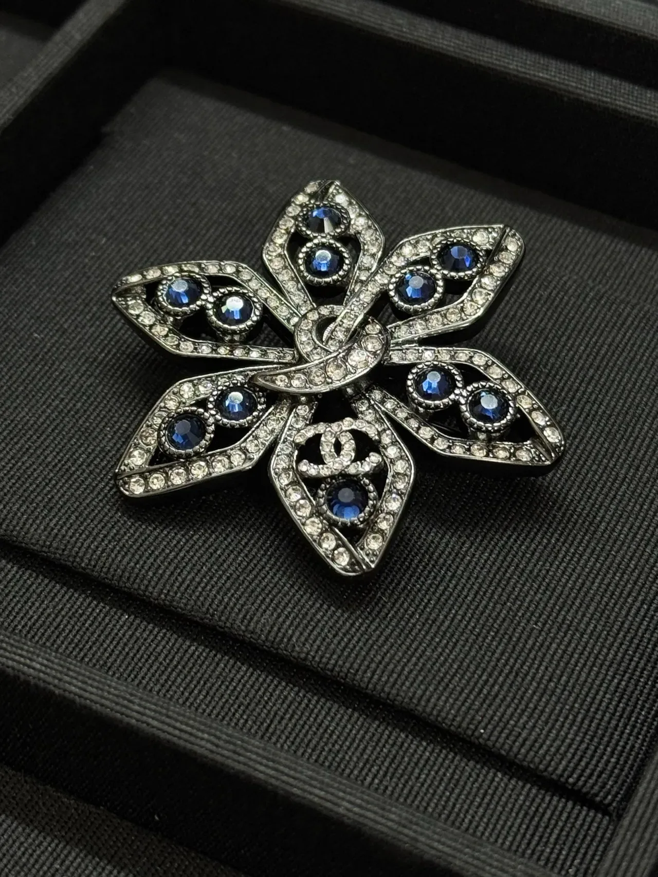 Chanel Broche Florale Argent Bleu Motif Cristal Incrusté 5