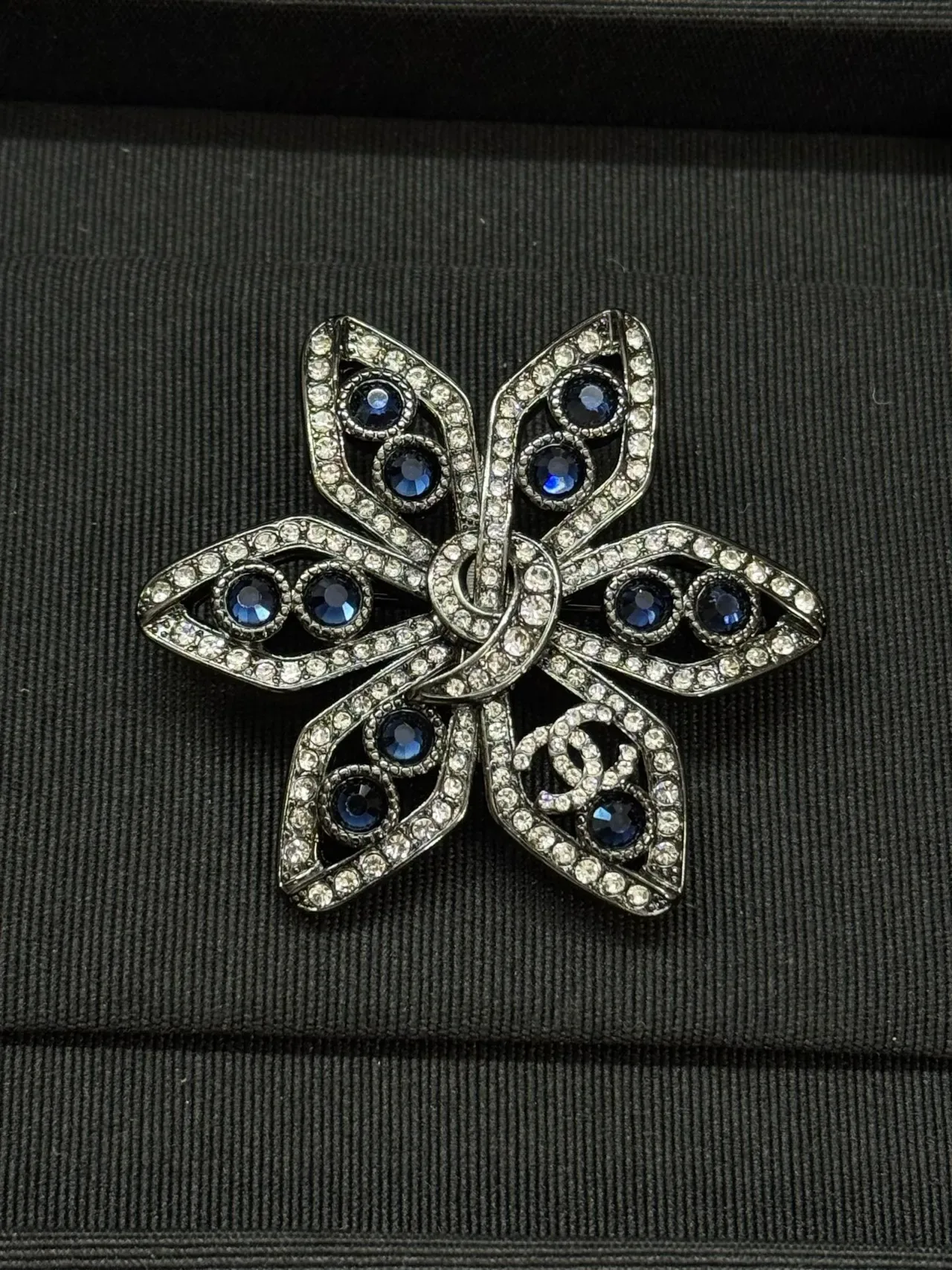 Chanel Broche Florale Argent Bleu Motif Cristal Incrusté 6
