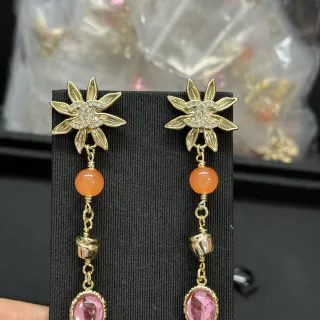 Chanel 花卉 CC Logo 桃色和粉色宝石垂坠耳环