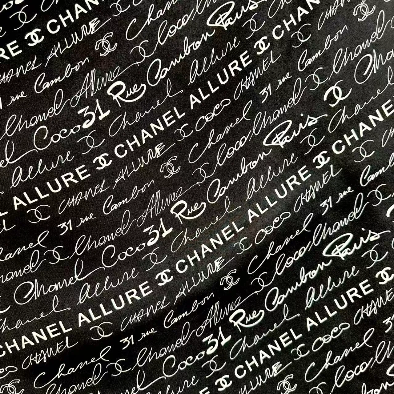 Chanel Vestido de overlay transparente com impressão floral de jornal 3