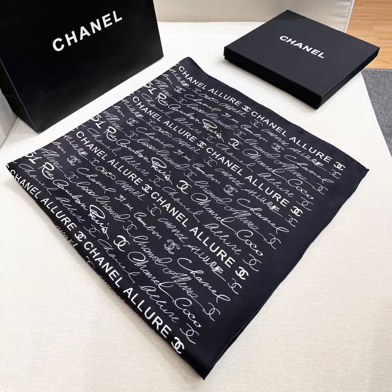 Chanel Vestido de overlay transparente com impressão floral de jornal 7