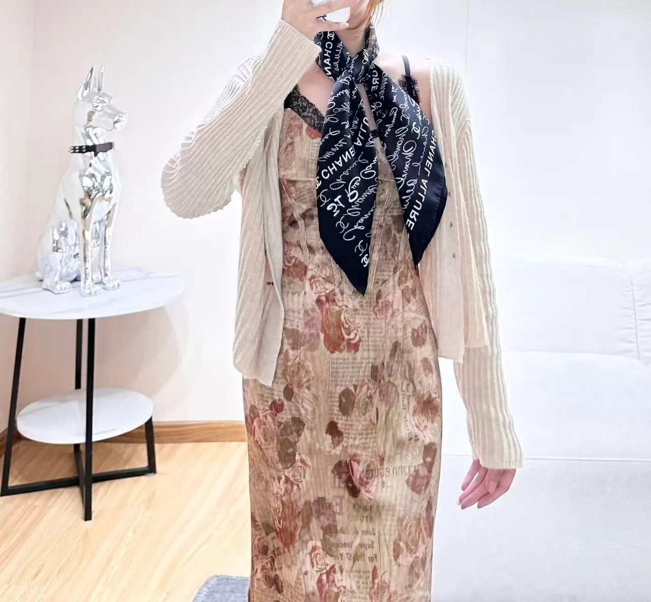 Chanel Vestido de overlay transparente com impressão floral de jornal 9