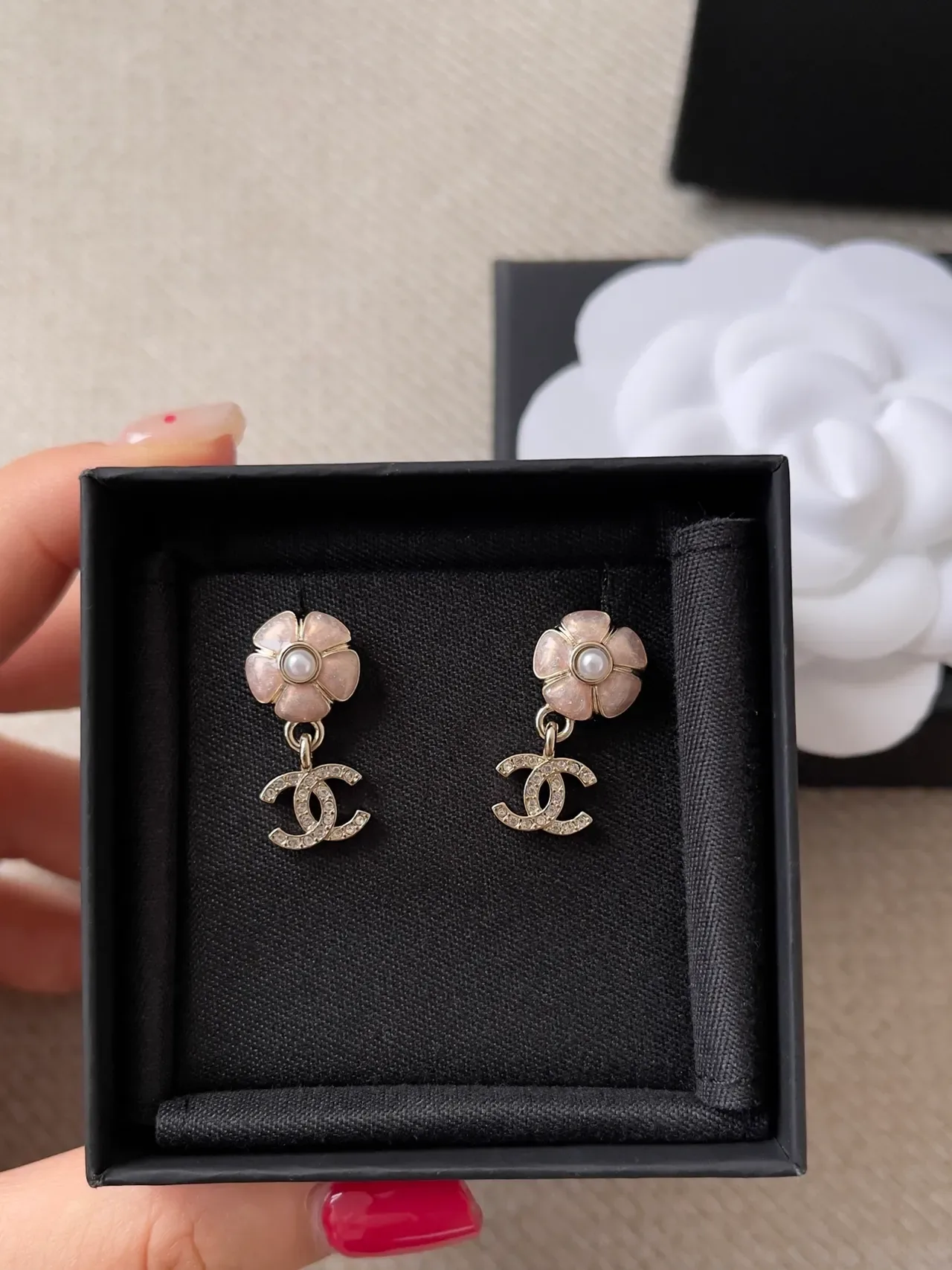 Chanel Pérolas Floral CC Logo Drop Brincos 2