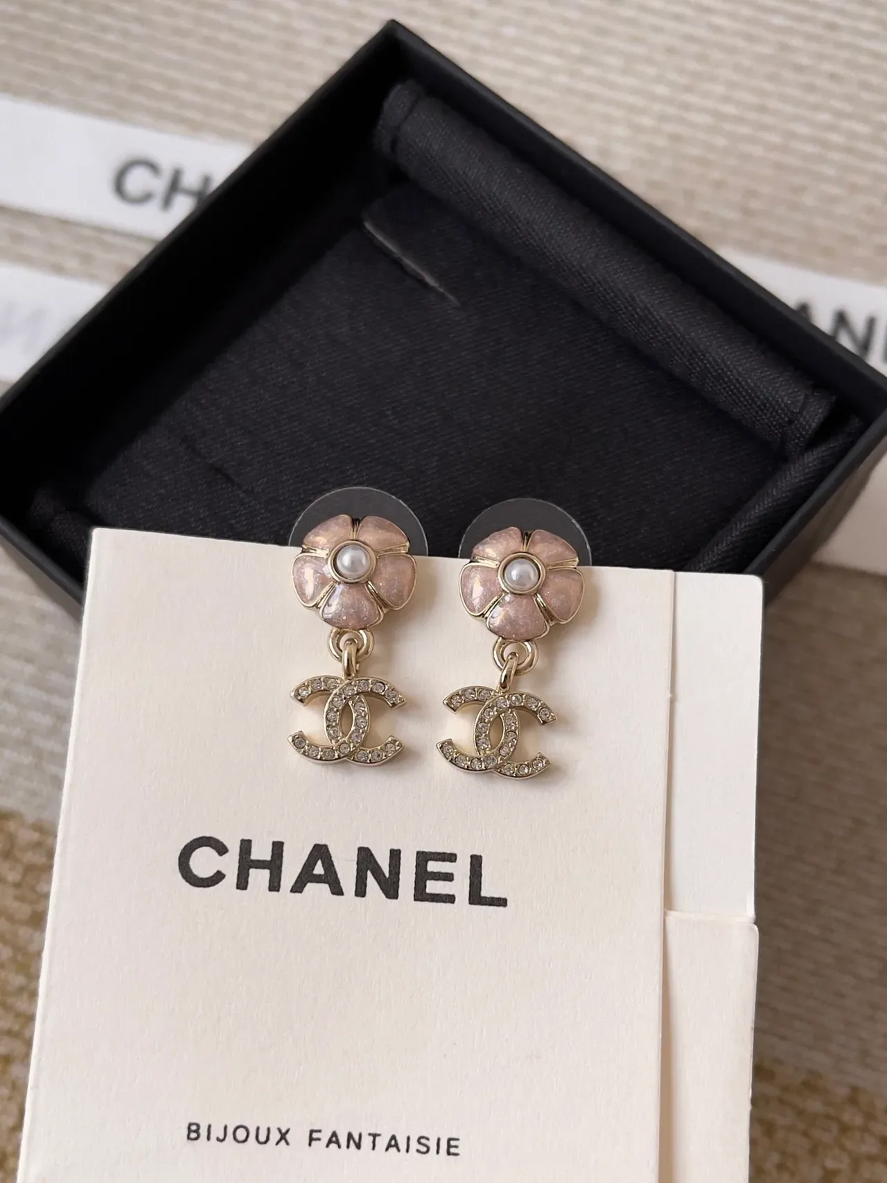 Chanel Pérolas Floral CC Logo Drop Brincos 4