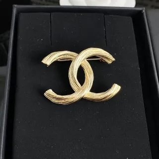 Chanel সোনালি কালো রিব টেক্সচার ইন্টারলকিং CC মোটিফ ব্রোচ