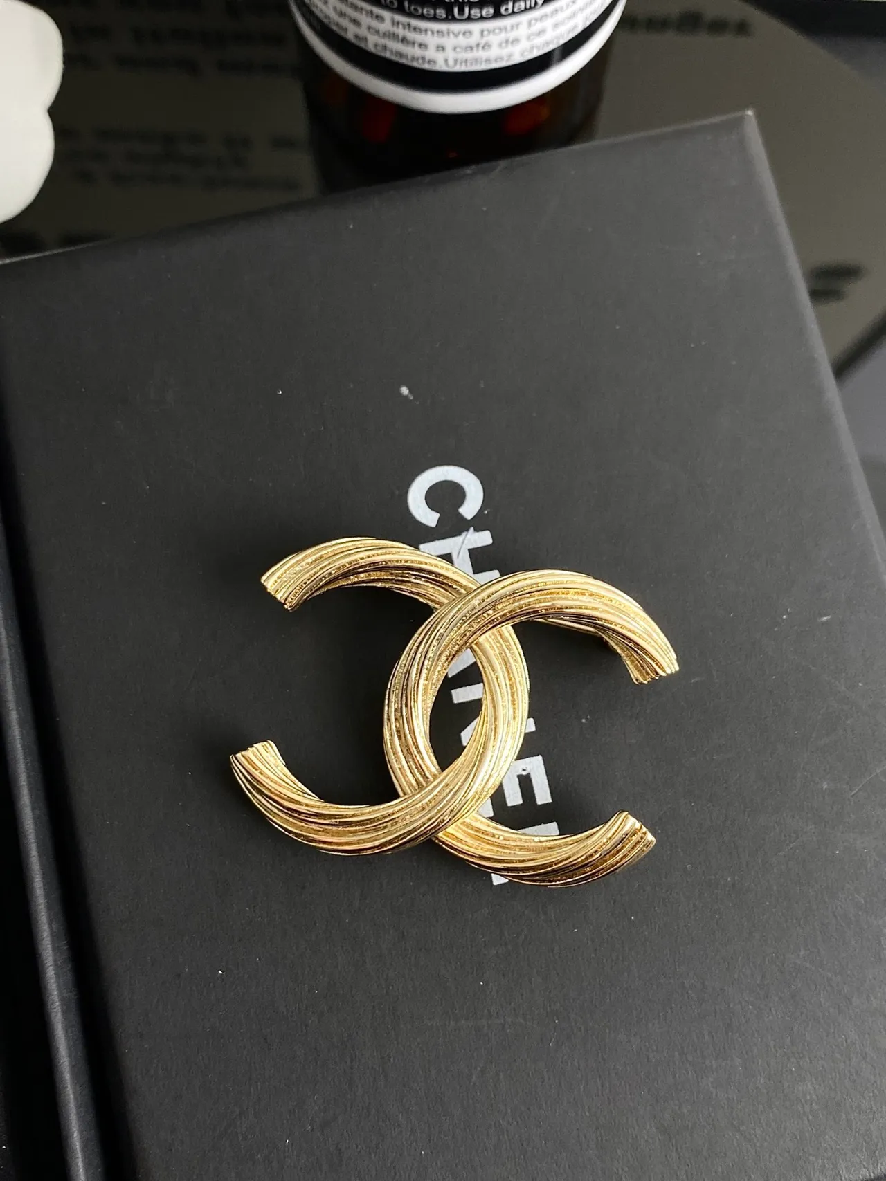 Chanel Broche de Oro Negro Textura Acanalada Interlocking CC Motivo 2