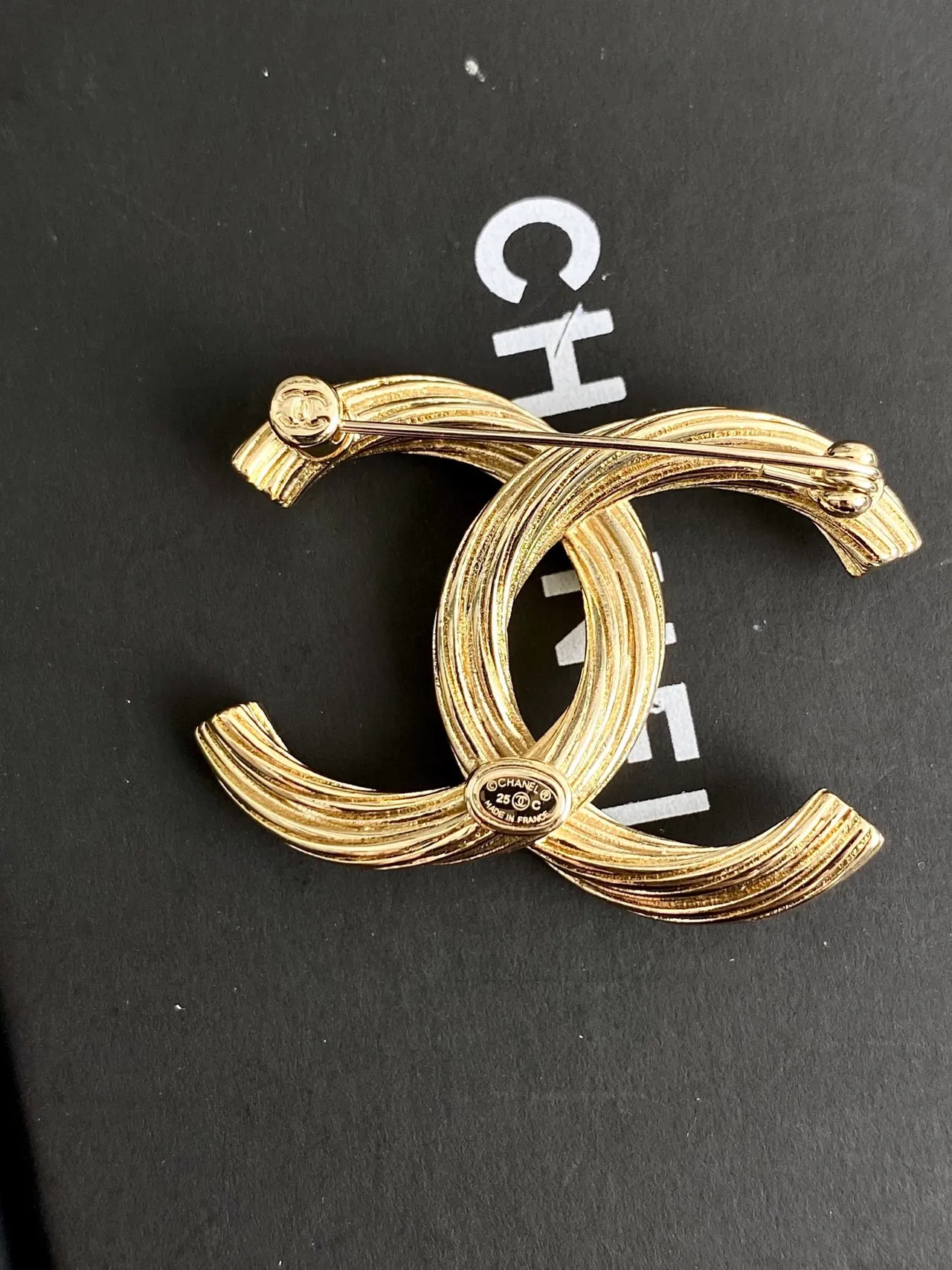 Chanel Broche de Oro Negro Textura Acanalada Interlocking CC Motivo 3