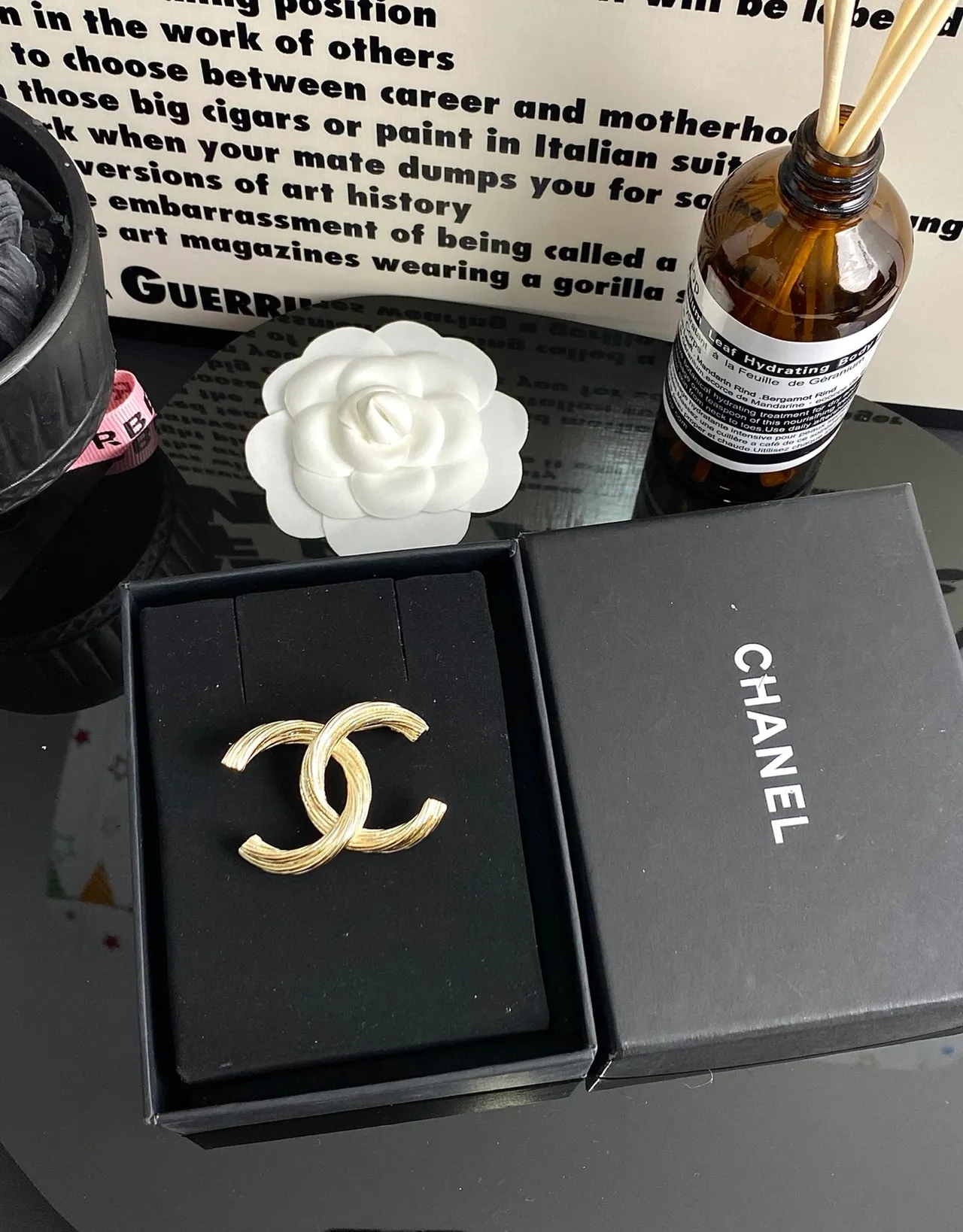 Chanel Broche de Oro Negro Textura Acanalada Interlocking CC Motivo 4