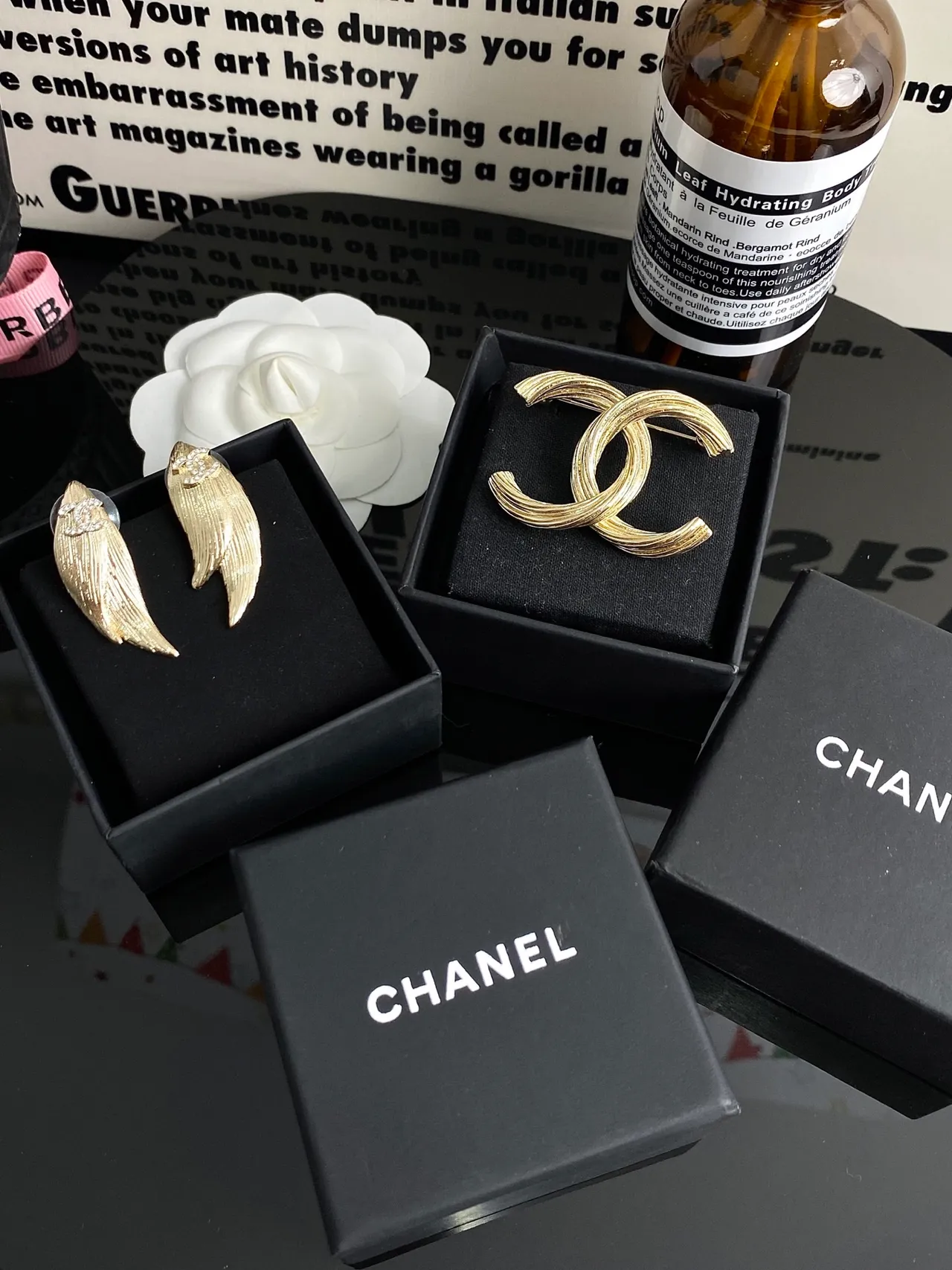 Chanel Broche de Oro Negro Textura Acanalada Interlocking CC Motivo 5