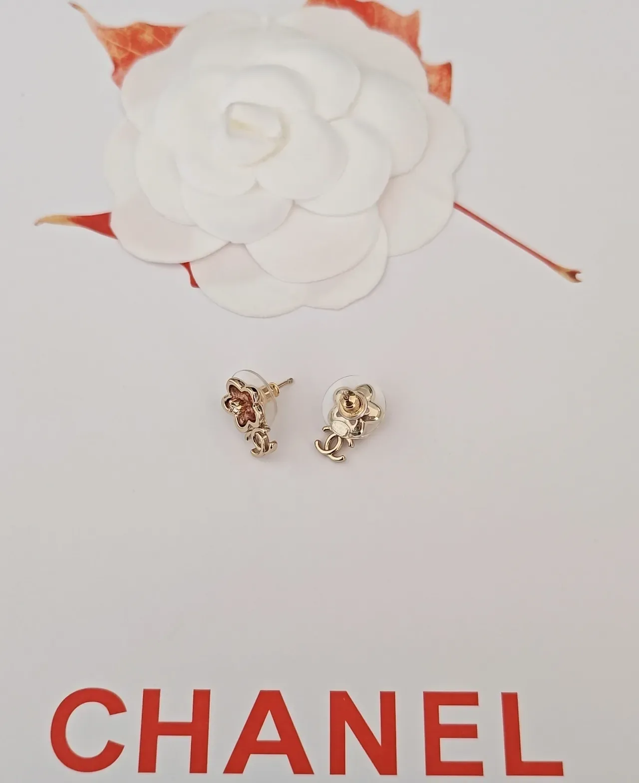 Chanel Brincos de Ouro Rosa Floral Stud com Esmalte de Pétalas 3