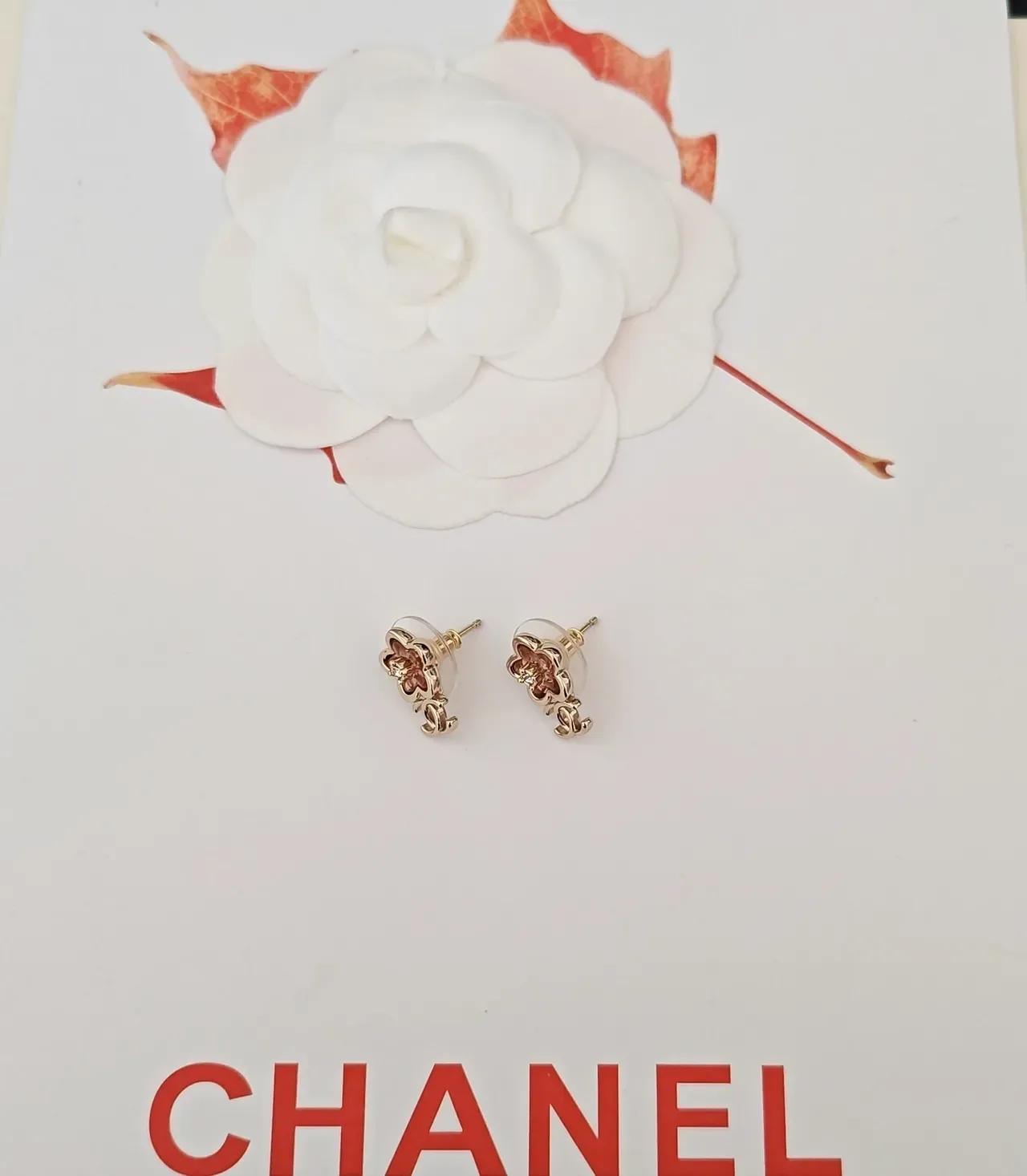 Chanel Brincos de Ouro Rosa Floral Stud com Esmalte de Pétalas 4