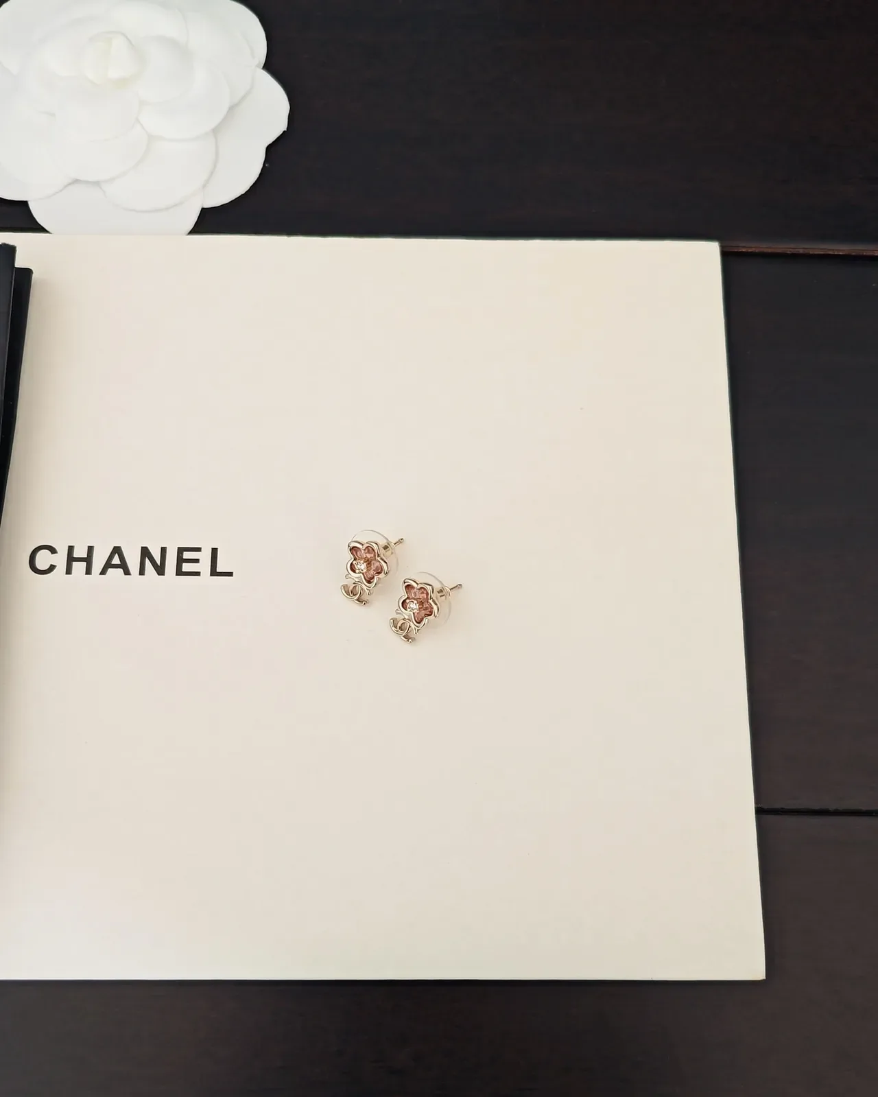 Chanel Brincos de Ouro Rosa Floral Stud com Esmalte de Pétalas 5