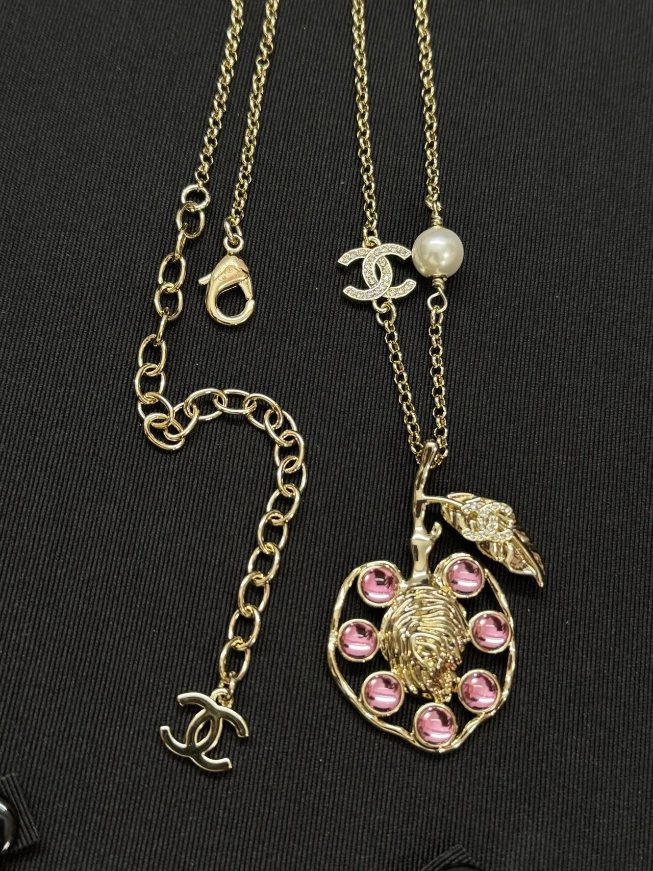 Chanel colar tom dourado em camadas com logo CC e pingente de pedra rosa 2