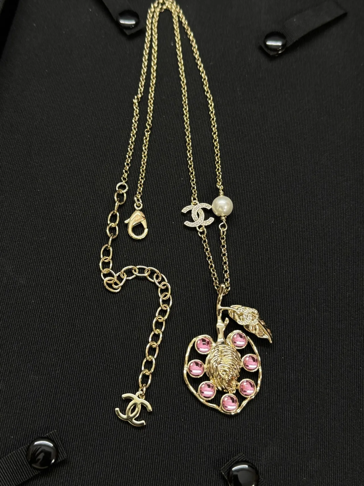 Chanel colar tom dourado em camadas com logo CC e pingente de pedra rosa 3