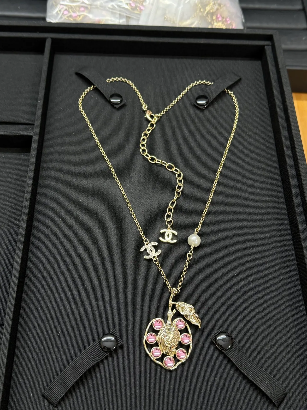 Chanel colar tom dourado em camadas com logo CC e pingente de pedra rosa 4