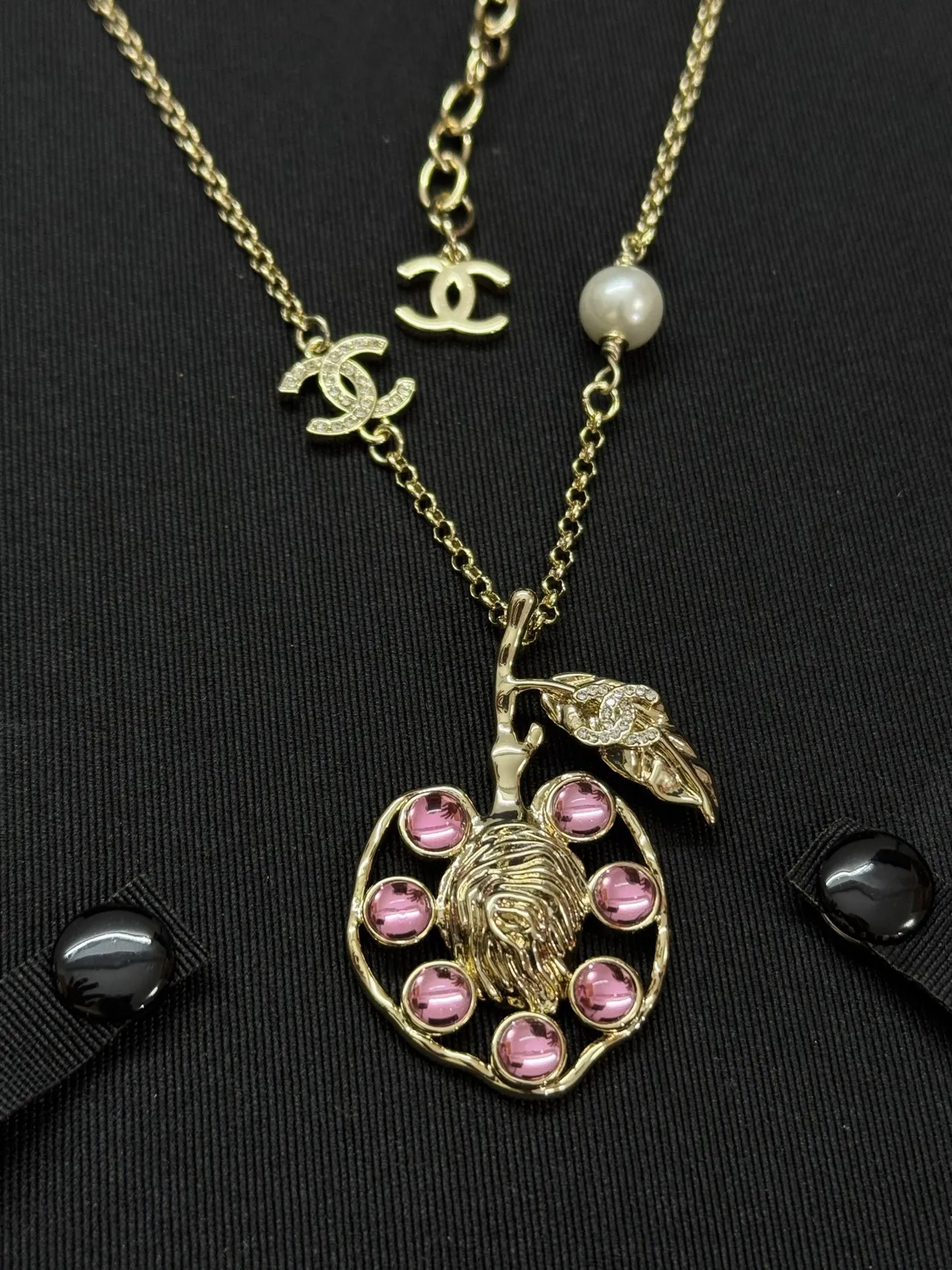 Chanel colar tom dourado em camadas com logo CC e pingente de pedra rosa 5