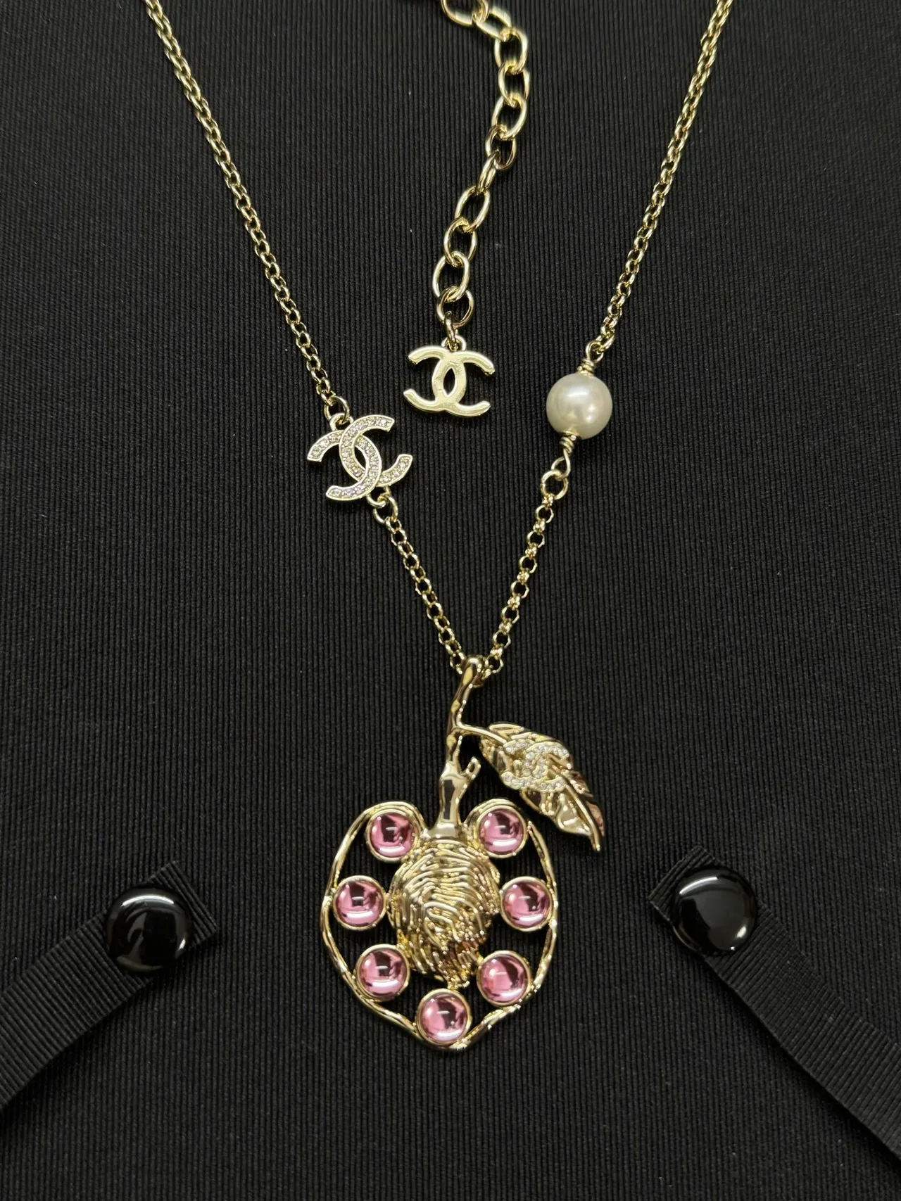 Chanel colar tom dourado em camadas com logo CC e pingente de pedra rosa 6