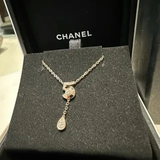 Chanel सोने की सफेद गुलाब Pavé-Set हीरे हार