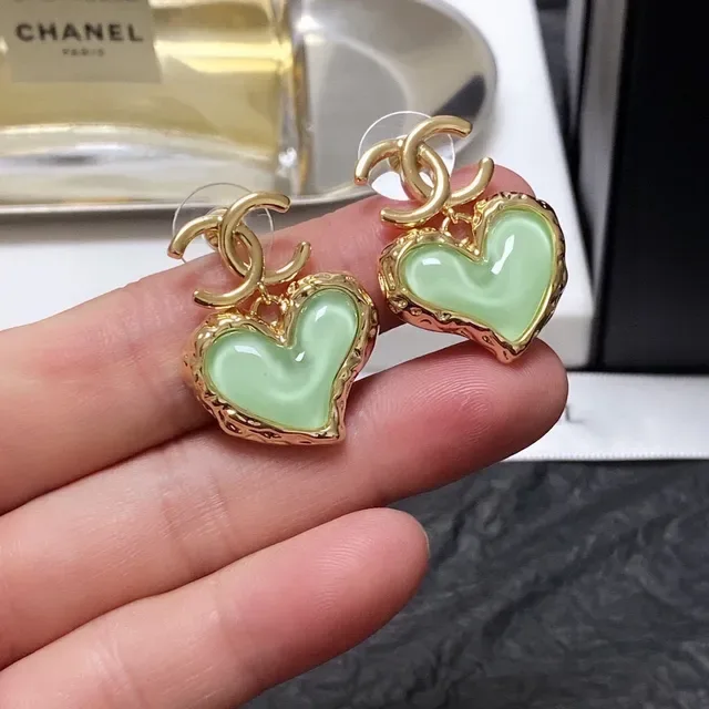 Brincos Chanel Verde Ouro em Forma de Coração Cheios de Esmalte 2