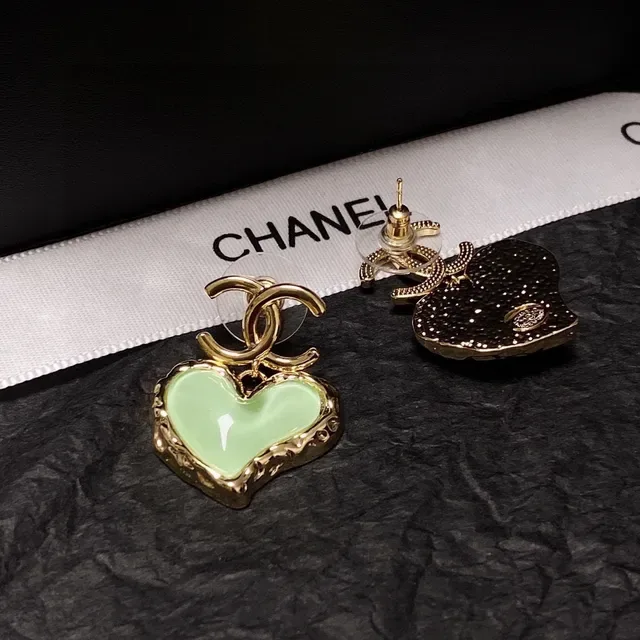 Brincos Chanel Verde Ouro em Forma de Coração Cheios de Esmalte 3
