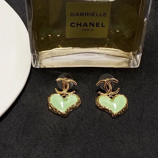 Brincos Chanel Verde Ouro em Forma de Coração Cheios de Esmalte 4