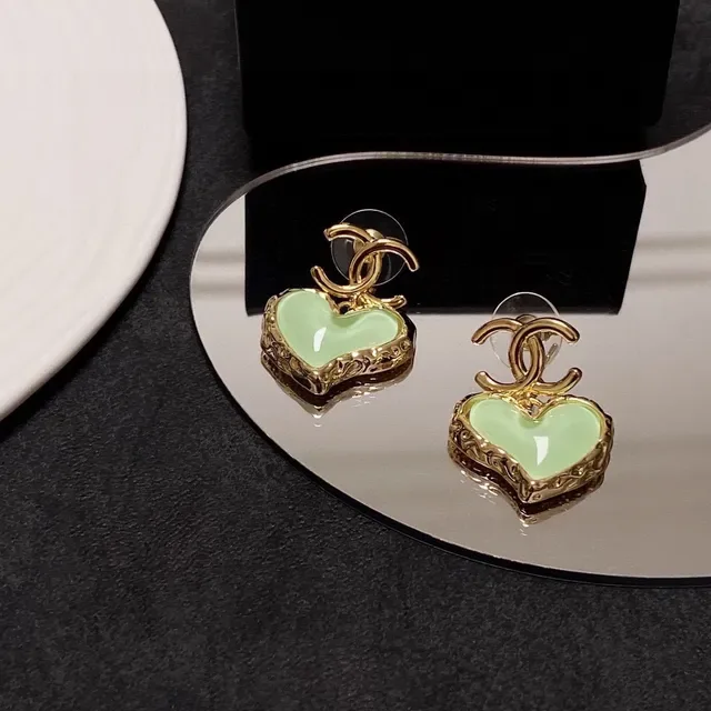 Brincos Chanel Verde Ouro em Forma de Coração Cheios de Esmalte 6