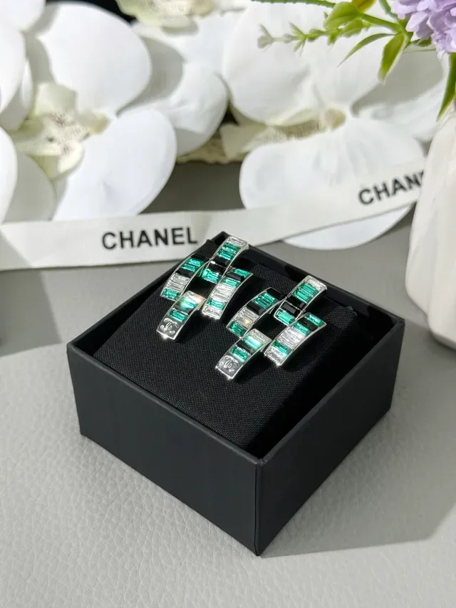 Chanel Brincos Barras Geométricas Prata Verde Pedras Baguette-Cut 2
