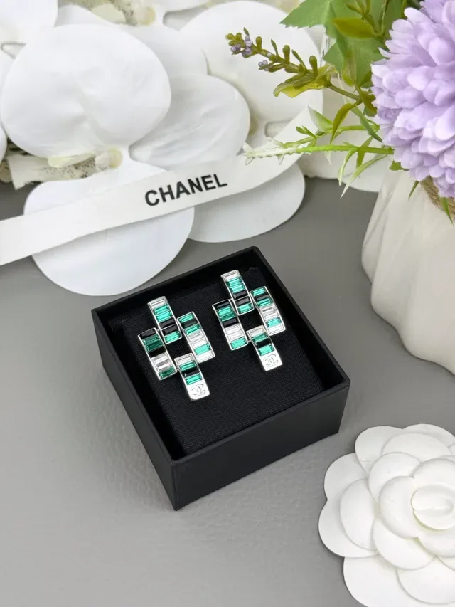 Chanel Brincos Barras Geométricas Prata Verde Pedras Baguette-Cut 3