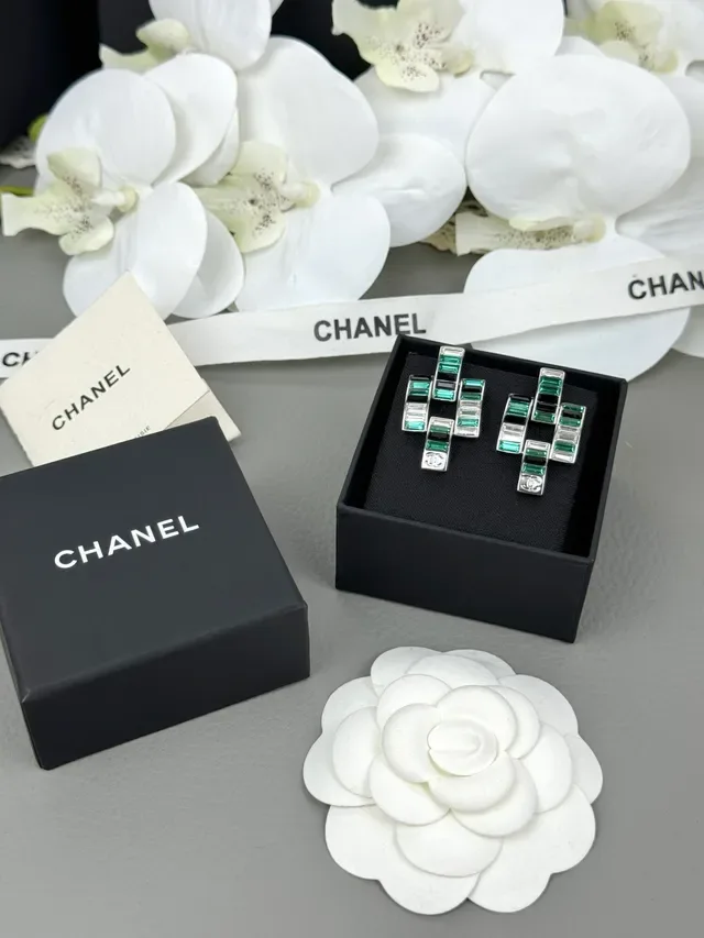 Chanel Brincos Barras Geométricas Prata Verde Pedras Baguette-Cut 4