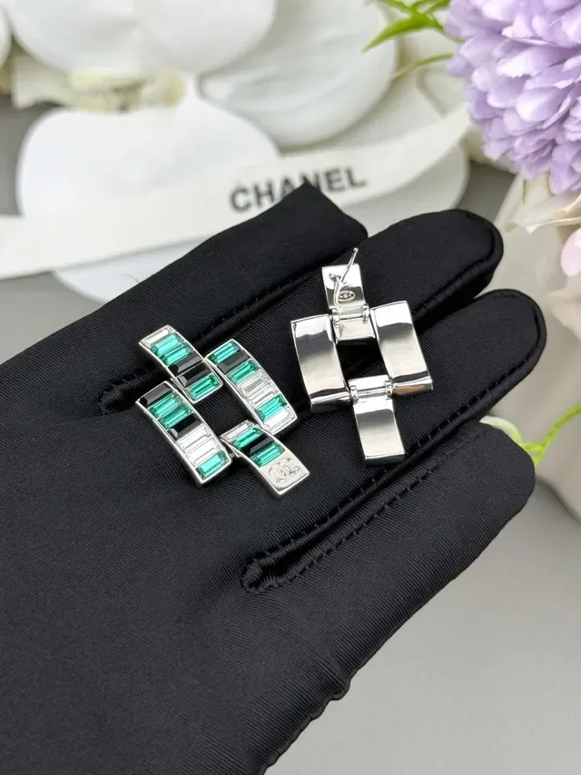 Chanel Brincos Barras Geométricas Prata Verde Pedras Baguette-Cut 6