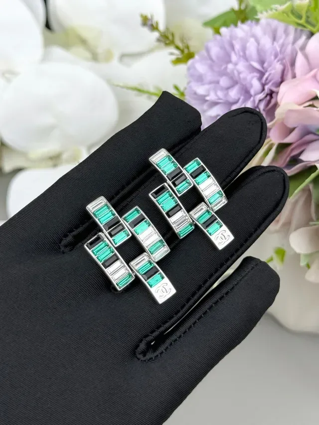 Chanel Brincos Barras Geométricas Prata Verde Pedras Baguette-Cut 7
