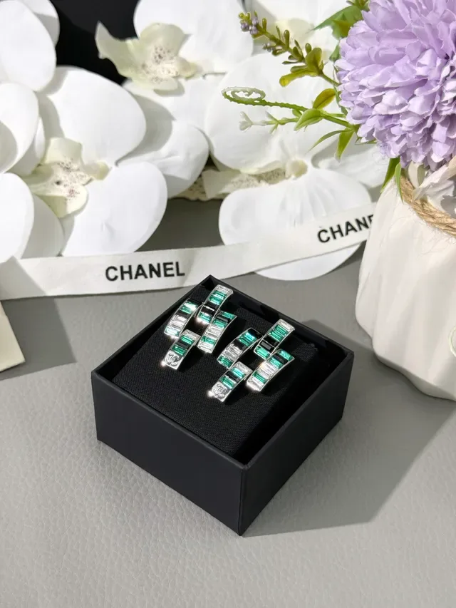 Chanel Brincos Barras Geométricas Prata Verde Pedras Baguette-Cut 8