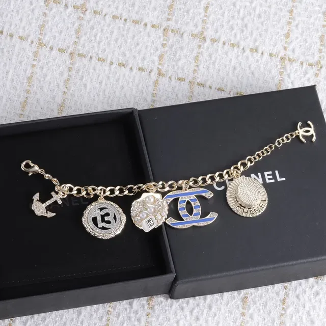 Bracelet Chanel Multi-Charm doré avec émail et perle 2