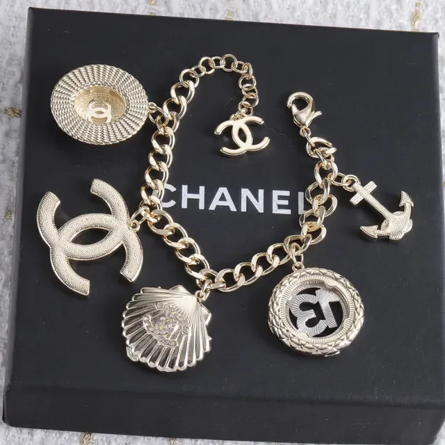 Bracelet Chanel Multi-Charm doré avec émail et perle 3