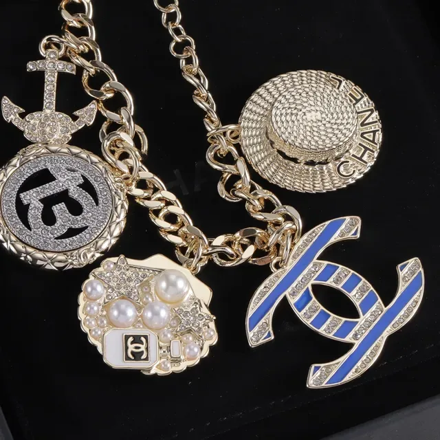 Bracelet Chanel Multi-Charm doré avec émail et perle 4