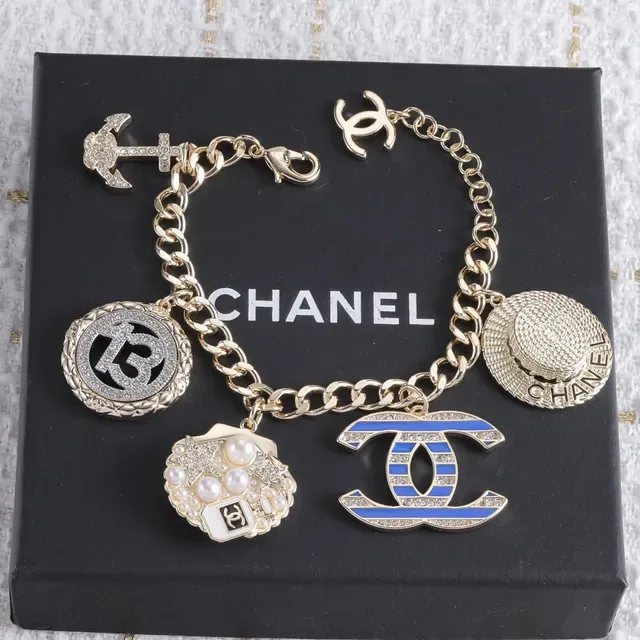 Bracelet Chanel Multi-Charm doré avec émail et perle 5