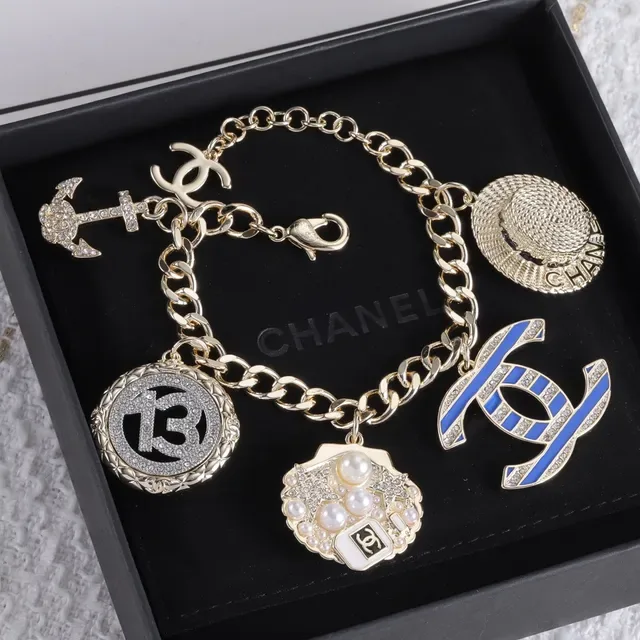 Bracelet Chanel Multi-Charm doré avec émail et perle 6