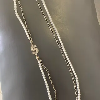 Chanel No. 5 दोहरी स्ट्रैंड मोती और चेन नेकलेस