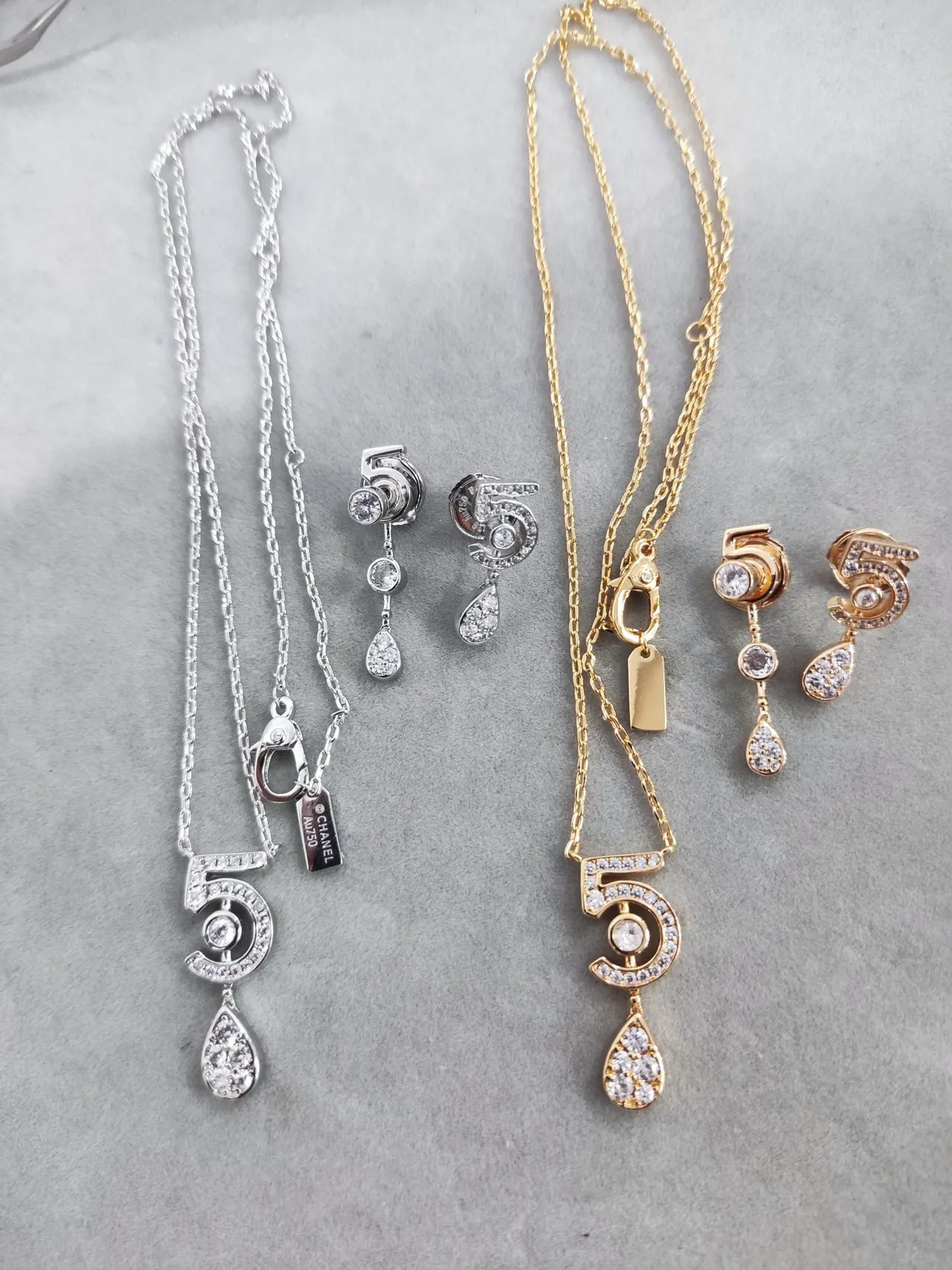 Chanel No.5 Collier Or Blanc Motif Numéral Pavé-Set Diamants 3