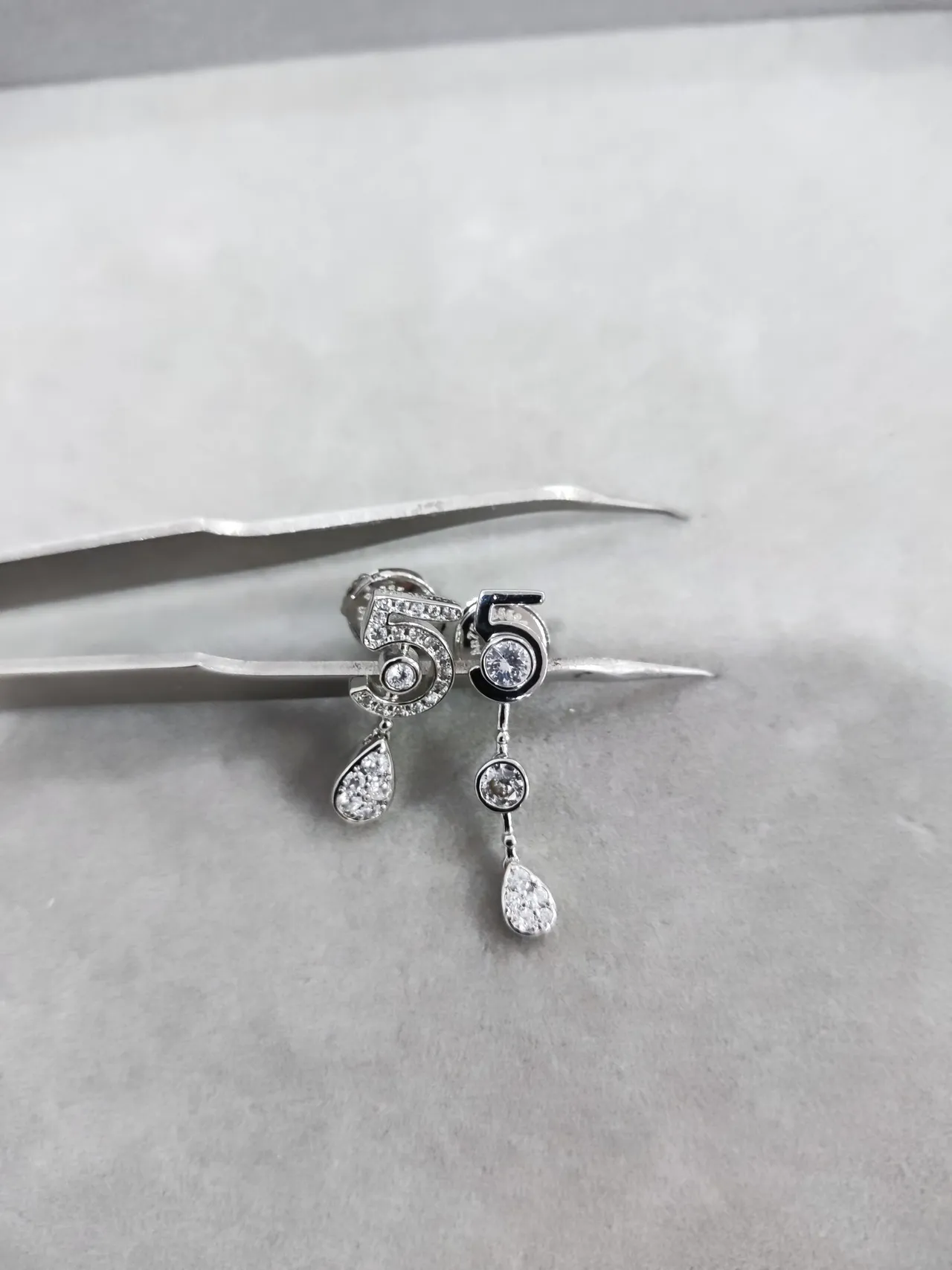 Chanel No.5 Collier Or Blanc Motif Numéral Pavé-Set Diamants 4
