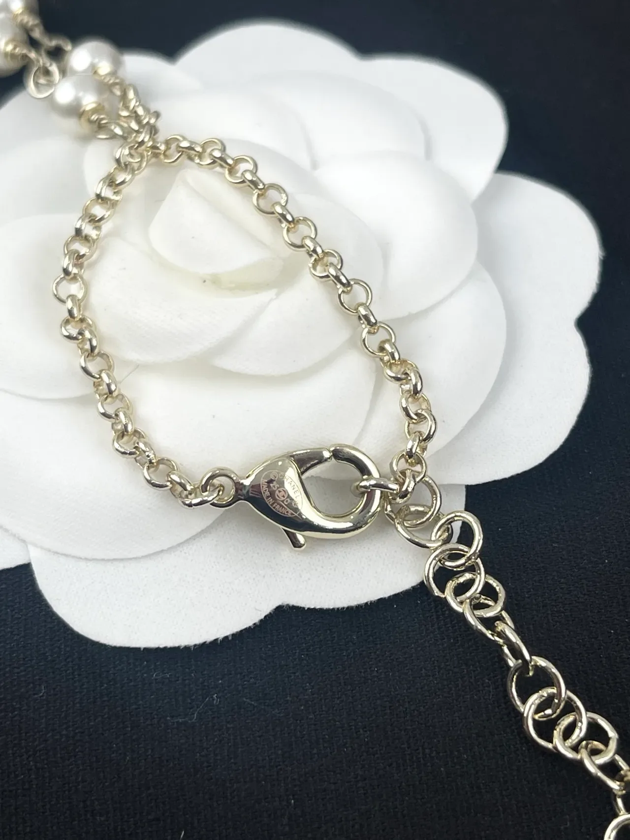 Chanel perles et CC Logo Camellia Collier Lariat 2