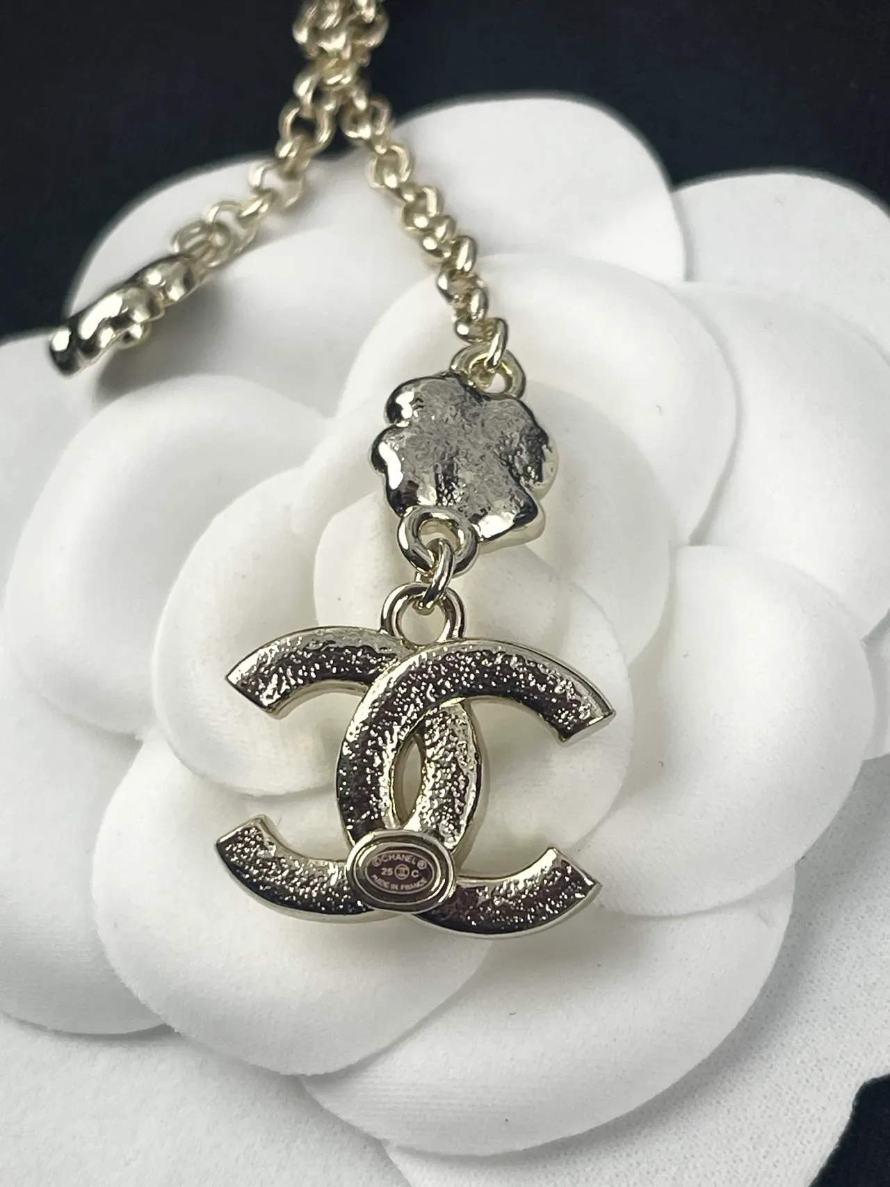 Chanel perles et CC Logo Camellia Collier Lariat 3